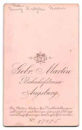 Fotografie Gebrüder Martin, Augsburg, Bahnhofstr., Knabe mit Buch sitzt am Sekretär