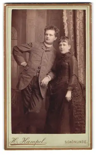 Fotografie H. Hampel, Schönlinde, bürgerliches Paar in Festtagskleidung beim Fotograf