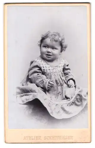 Fotografie Erich Scheithauer, Zwickau, Äussere Plauensche Strasse 24, Baby im gestreiften Kleid