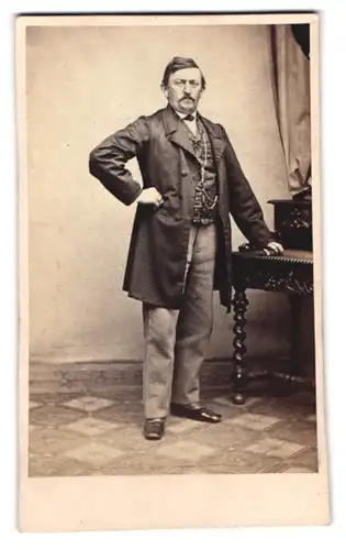 Fotografie Hugo Bähr, Zwickau, Leipzigerstr. 380, Edelmann im Anzug an Sekretär lehnend
