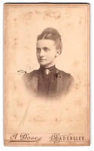 Fotografie A. Dose, Haderslev, Bispegade, Portrait hübsche Dame mit Dutt und Brosche am Kragen