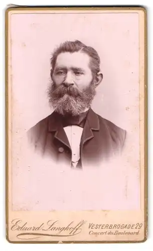 Fotografie Eduard Langhoff, Kjobenhavn, Vesterbrogade 29, Portrait stattlicher Herr mit Vollbart im Jackett