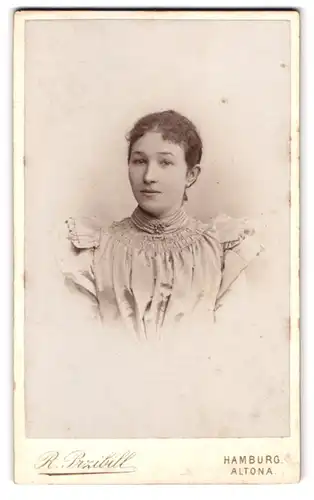 Fotografie R. Przibill, Hamburg-Altona, Wandsbeker Chaussee 1, Portrait dunkelhaarige Schönheit im prachtvollen Kleid