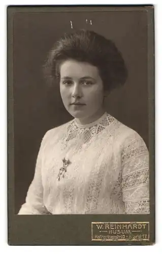 Fotografie W. Reinhardt, Husum, Katharinenstr. 10, Portrait bildschönes Fräulein in weissem Kleid mit Stickerei