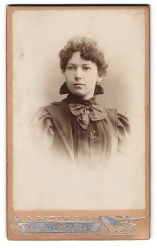 Fotografie Louis Becker, Essen, Einhornstr. 3, Portrait brünmettes Fräulein mit lockigem Haar