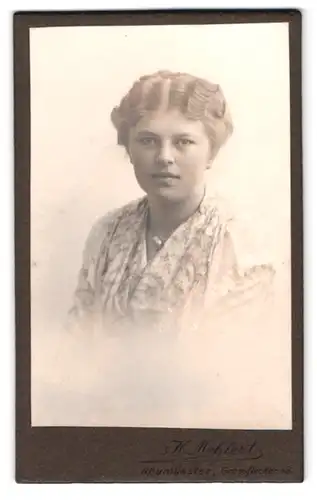 Fotografie H. Mehlert, Neumünster, Grossflecken 49, Portrait bildschönes Fräulein mit Halsschmuck in bedruckter Bluse