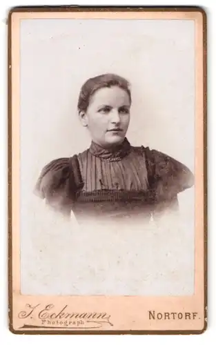 Fotografie J. Eckmann, Nortorf, Portrait bildschöne junge Frau mit Brosche am Kleiderkragen
