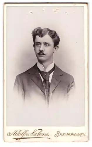 Fotografie Adolf Nahme, Bremerhaven, Bürgermeister Smidt-Str. 27, Portrait junger Mann mit Schnurrbart und Krawatte