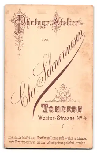 Fotografie Chr. Schwennesen, Tondern, Wester-Strasse 4, Portrait dunkelhaarige Schönheit mit Brosche am Blusenkragen