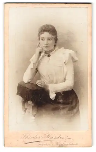 Fotografie Theodor Harder, Lunden, Portrait bildschönes Fräulein mit lockigem Haar und Brosche am Kragen