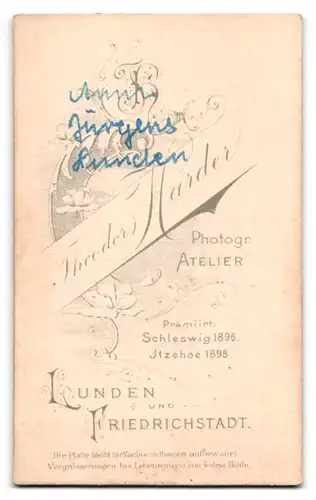 Fotografie Theodor Harder, Lunden, Portrait bildschönes Fräulein mit lockigem Haar und Brosche am Kragen