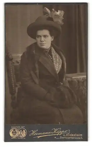 Fotografie Hermann Kapps, Hildesheim, Bernwardstr. 5, Portrait einer elegant gekleideten Dame mit Hut