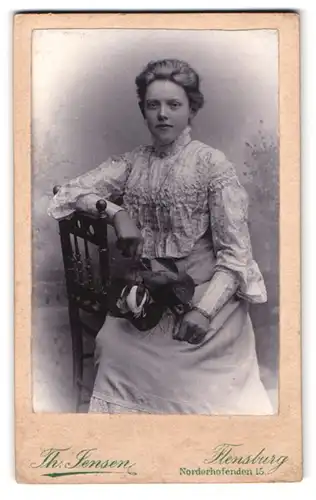 Fotografie Th. Jensen, Flensburg, Noderhofenden 15, Portrait bildschönes Fräulein mit Blume in der Hand