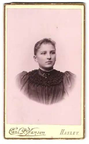 Fotografie Carl P. Hansen, Haslev, Portrait dunkelhaarige junge Schönheit im prachtvollen Kleid