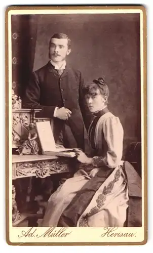 Fotografie Ad. Müller, Herisau, Casernenstr., Portrait eines elegant gekleideten Paares