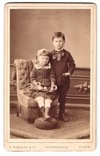 Fotografie E. Biegner, Guben, Am Wilhelmsplatz 9, Portrait niedliches Kinderpaar in eleganter Kleidung