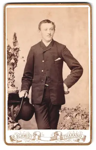 Fotografie O. Schmidt, Tharand, Portrait charmanter junger Mann mit Melonenhut im Anzug