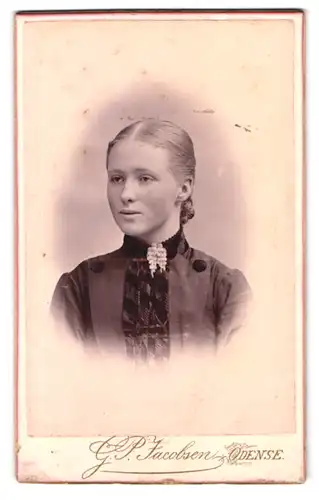 Fotografie G. P. Jacobsen, Odense, Portrait bildschönes blondes Fräulein mit Brosche am Kleiderkragen