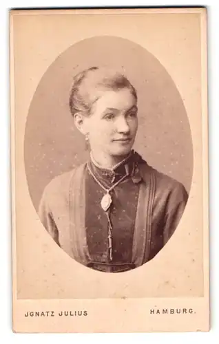 Fotografie Ignatz Julius, Hamburg, Grosse Bleichen 31, Portrait blonde junge Frau mit Brosche und Amulett-Kette