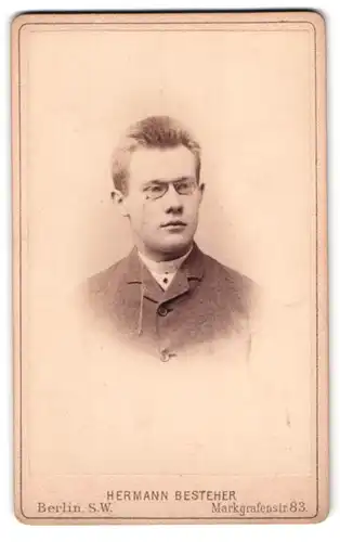 Fotografie Hermann Besteher, Berlin, Markgrafenstr. 38, Portrait charmanter junger Mann mit Zwicker im Jackett