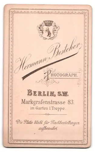 Fotografie Hermann Besteher, Berlin, Markgrafenstr. 38, Portrait charmanter junger Mann mit Zwicker im Jackett