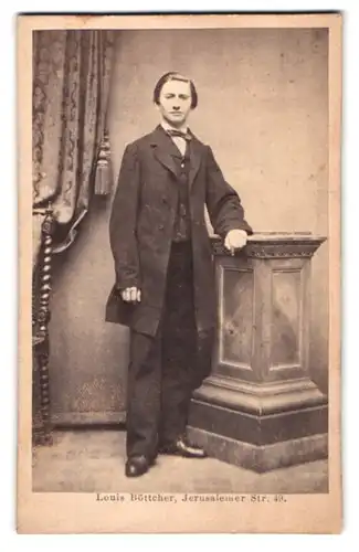 Fotografie Louis Böttcher, Berlin, Jerusalemerstr. 49, Portrait charmanter junger Mann im eleganten Anzug