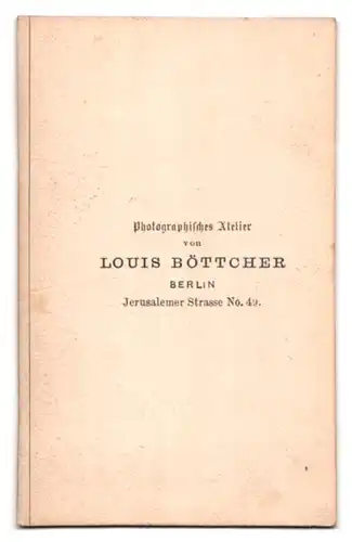 Fotografie Louis Böttcher, Berlin, Jerusalemerstr. 49, Portrait charmanter junger Mann im eleganten Anzug