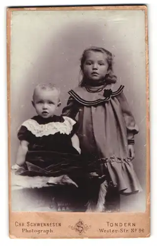 Fotografie Chr. Schwensen, Tondern, Westerstr. 96, Mädchen nebst Baby im Samtkleid