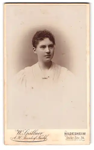 Fotografie W. Spillner, Hildesheim, Osterstr. 34, Portrait Brünette Dame trägt weisse Bluse
