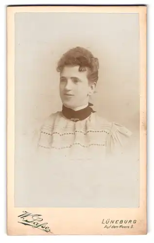 Fotografie W. Sasse, Lüneburg, Auf dem Meere 3, Portrait Brünette Hausfrau im Sonntagskleid