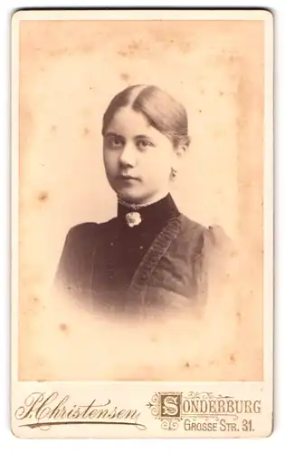 Fotografie P. Christensen, Sonderburg, Grossestr. 31, Portrait Mädchen im Kleid mit Kragenbrosche