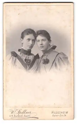 Fotografie W. Spillner, Hildesheim, Osterstr. 34, Brünette Damen tragen Kleider mit Ansteckblume