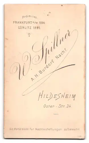 Fotografie W. Spillner, Hildesheim, Osterstr. 34, Brünette Damen tragen Kleider mit Ansteckblume