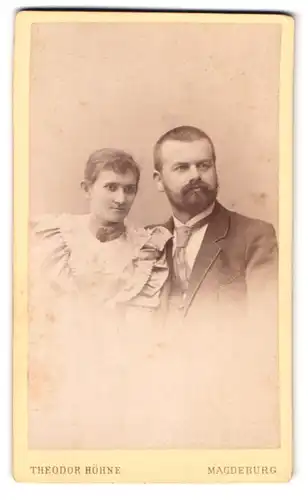 Fotografie Theodor Höhne, Magdeburg, Ullrichstrasse 18, Ehepaar in Festtagskleidung beim Fotograf