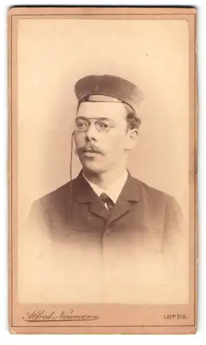 Fotografie Alfred Naumann, Leipzig, Dorotheenstr., Portrait Bursche mit Zwicker & Schirmmütze