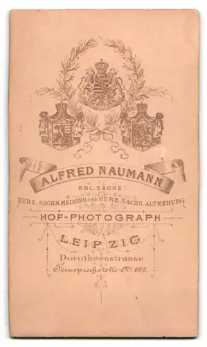 Fotografie Alfred Naumann, Leipzig, Dorotheenstr., Portrait Bursche mit Zwicker & Schirmmütze