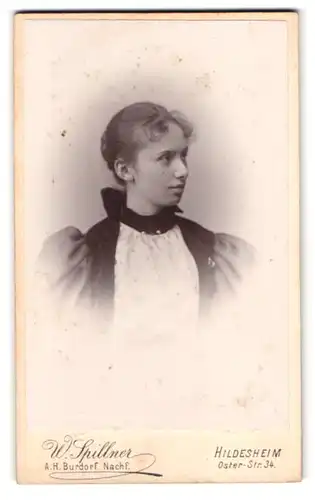 Fotografie W. Spillner, Hildesheim, Osterstr. 34, Portrait hübsche junge Dame im Puffärmelkleid