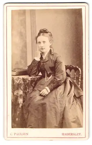 Fotografie C. Paulsen, Haderslev, Badstuegade 184, Portrait junge Dame im Kleid