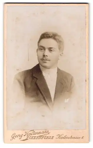 Fotografie Gerog Haltermann, Eckernförde, Kielerstrasse 8, Portrait eleganter Herr mit Oberlippenbart