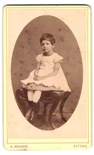 Fotografie Adolph Meiner, Zittau, Portrait hübsches Mädchen im Kleid