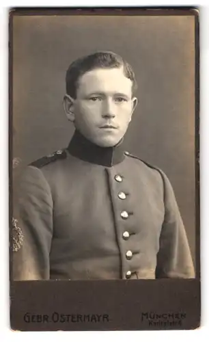 Fotografie Gebr. Ostermayr, München, Karlsplatz 6, Portrait Soldat in Uniform