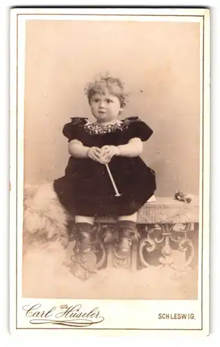 Fotografie Carl Hüseler, Schleswig, Stadtweg 147, Portrait kleines Mädchen im schwarzen Kleid