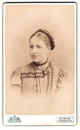 Fotografie Aug. Wilcke, Innsbruck, Rudolfstrasse 1, Portrait junge Dame im modischen Kleid