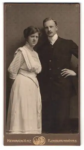 Fotografie Heinrich Hinz, Flensburg, Toosbüystrasse 15, Portrait junges Paar in modischer Kleidung