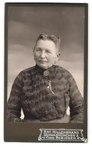 Fotografie Ant. Hillenbrand, Schwabmünchen, Portrait ältere Dame in modischer Bluse mit Kragenbrosche