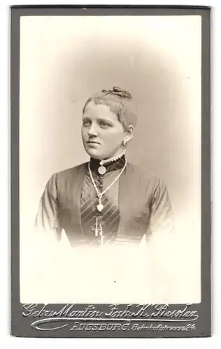 Fotografie Gebr. Martin, Augsburg, Bahnhofstrasse 24, Portrait junge Dame im Kleid mit Herzkette