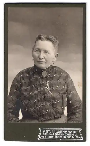 Fotografie Ant. Hillenbrand, Schwabmünchen, Portrait ältere Dame in modischer Bluse mit Kragenbrosche