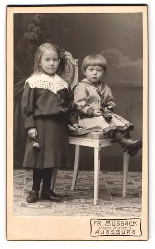 Fotografie Fr. Mussack, Augsburg, Innere Uferstrasse 3, Portrait zwei kleine Mädchen in modischer Kleidung