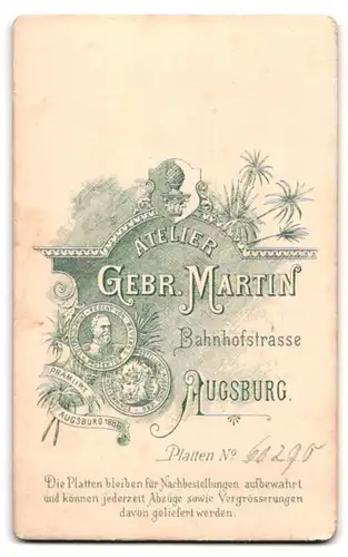 Fotografie Gebr. Martin, Augsburg, Bahnhofstrasse, Portrait süsses Kleinkind im weissen Hemd