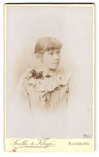 Fotografie Spalke & Kluge, Augsburg, Fuggerstrasse, Portrait junges Mädchen im Kleid mit Kragenbrosche